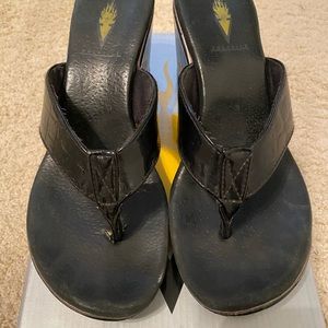 Volatile Flip Flops in Black Patent Sz 7